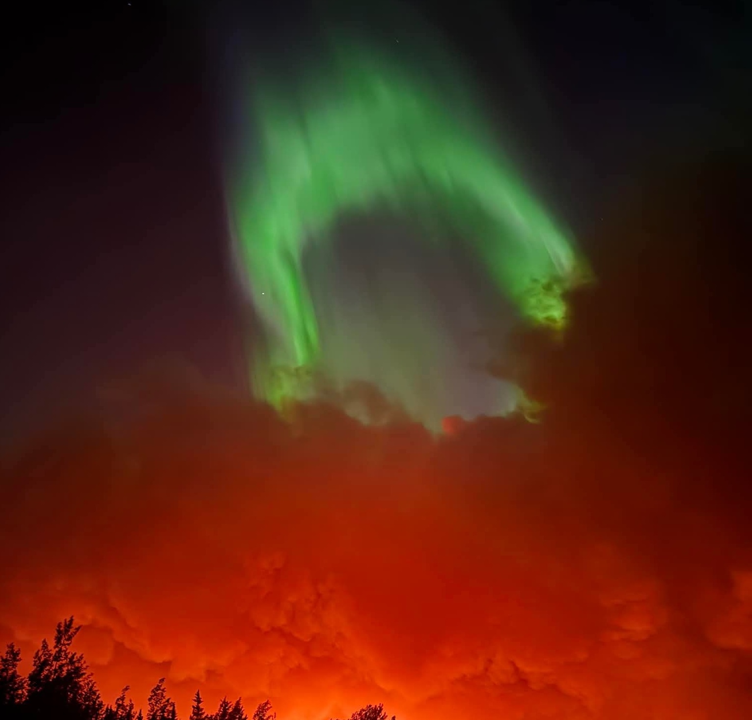 L'une des photos prises par une habitante d'Alberta sur le bord d'une autoroute : d'un côté, un phénomène fascinant, et d'un autre, un phénomène terrifiant. © Jody Noskeye